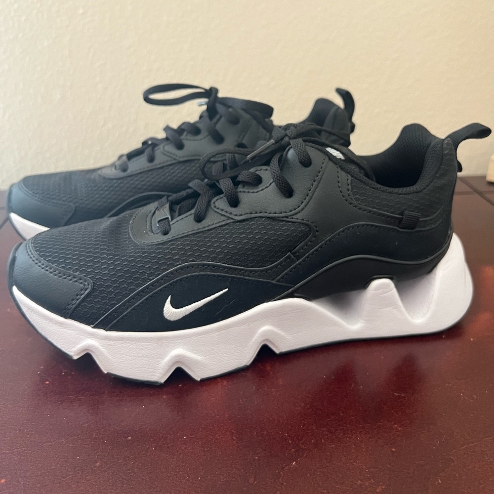 NWOT Black Nike 365 RYZ 2 Shoe